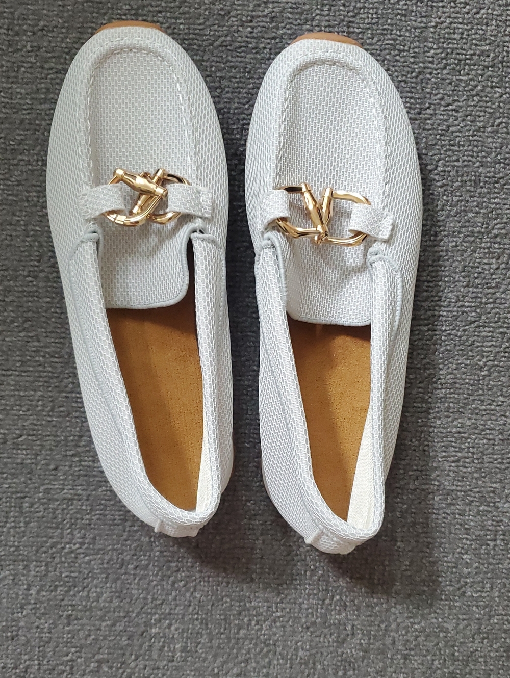 Brand New Women’s Lt Gray Slip-On Loafers Gold Accent 39 Euro 81/2 Am